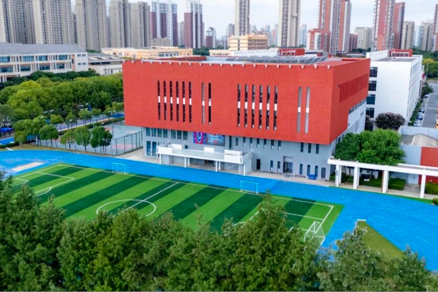 苏州工业园区海归人才子女学校操场与教学楼.jpg
