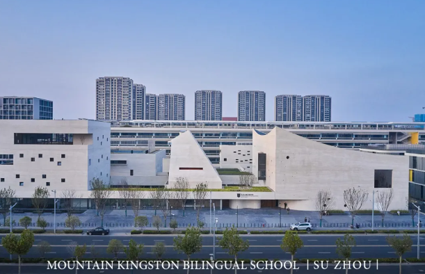 苏州山峰双语学校校外街道.jpg