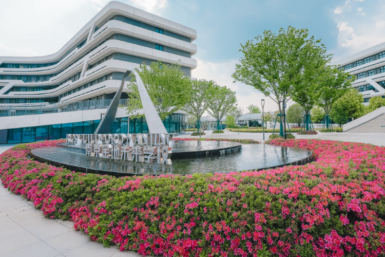 南京金地未来学校花坛水池.jpg