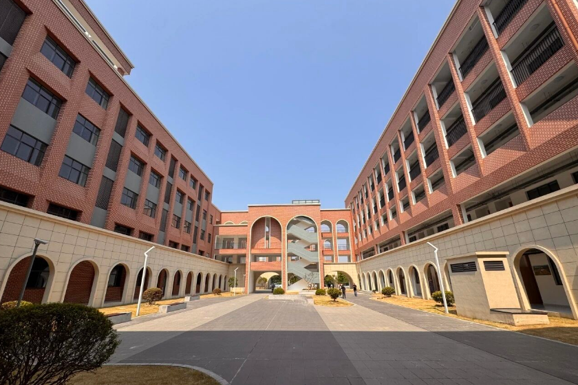 苏州中加枫华学校新教学楼环境.jpg