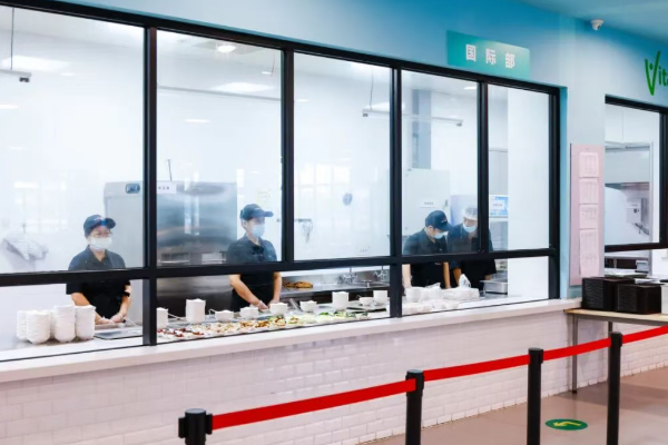 苏州诺德学校食堂取餐窗口.jpg
