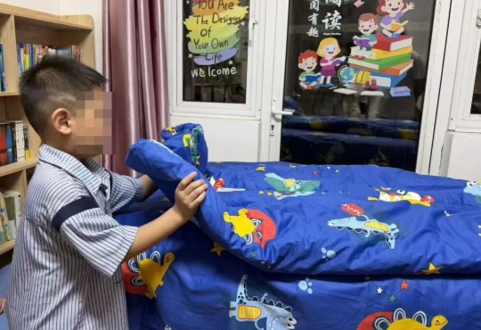 苏州中加枫华学校一年级新生叠被子.jpg