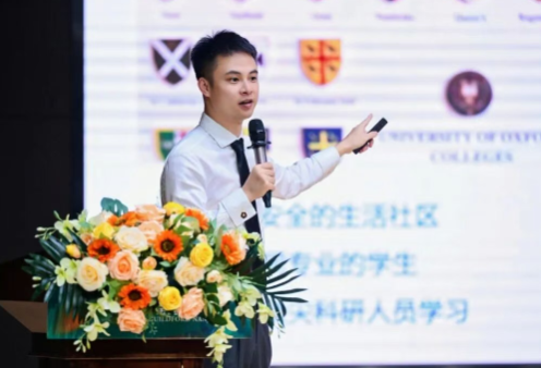 南京金地未来学校国际高中开学典礼在理事长吴昊先生的致辞中拉开帷幕.jpg