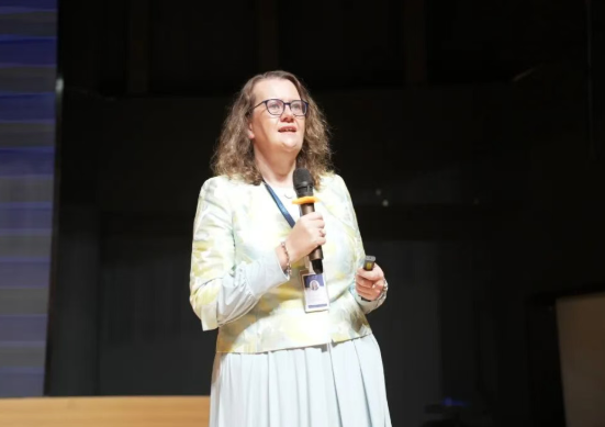 常州威雅学校学术副校长Ms Charlotte Allen发言.jpg